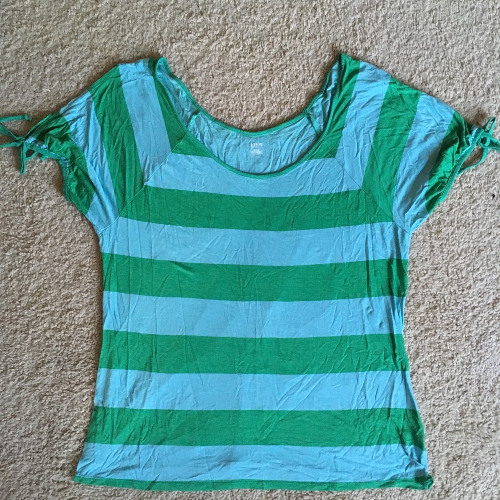 Cold shoulder women’s top